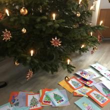 Die Weihnachtskarten und Briefe aus der St. Augustinus-Schule wurden bemalt, ausgeschnitten und fröhlich bunt beklebt. Dazu kamen die schön und herzlich geschriebenen Grüße der jungen Menschen.